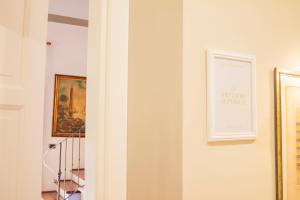 un pasillo con un cuadro enmarcado en una pared en Machiavelli Superior House, en Florencia