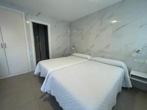 Кровать или кровати в номере Hostal Montevideo beachfront