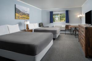 Habitación de hotel con 2 camas y TV en Golden Nugget & Gold King Mountain Inn en Cripple Creek