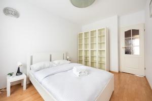 En eller flere senge i et værelse på KEN 54 2-Bedroom Apartment by BookingHost