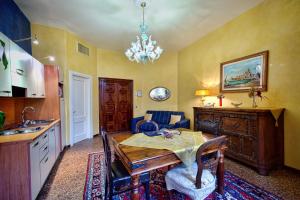 a kitchen with a dining room table and a chandelier at Residence Odoni in Venice