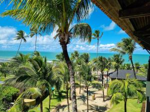 ein Blick auf den Strand vom Balkon eines Resorts in der Unterkunft Marulhos Suítes Resort Muro Alto Beira Mar por Brevelar in Porto De Galinhas
