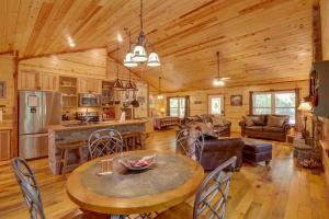 sala de estar y cocina con mesa y sillas en Romantic Mountain View Cabin Rental Near Downtown!, en Mountain View