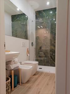 La salle de bains est pourvue d'une douche, de toilettes et d'un lavabo. dans l'établissement L'angolo di Luna, à Gorizia