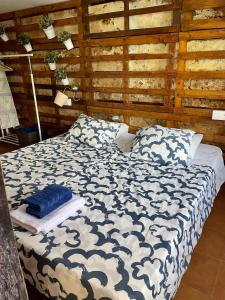 a bedroom with a bed with a black and white comforter at Apartamento Valencia in Catarroja