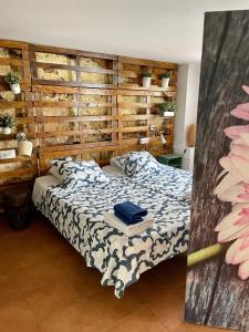 ein Schlafzimmer mit einem Bett mit einer Holzwand in der Unterkunft Apartamento Valencia in Catarroja