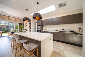 Kuchyň nebo kuchyňský kout v ubytování Vogue on Victoria Forestville + 29 fotografií