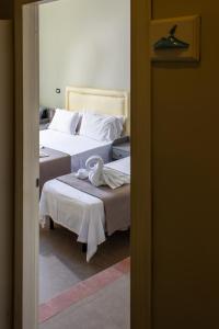 um quarto com 2 camas e toalhas em Welcome to I Colori di Napoli em Nápoles