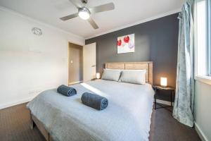Ein Bett oder Betten in einem Zimmer der Unterkunft Beach Haven at Semaphore