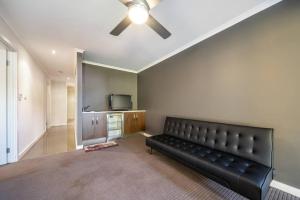 Ein Bett oder Betten in einem Zimmer der Unterkunft Beach Haven at Semaphore