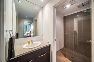 ein Badezimmer mit Waschbecken und Dusche in der Unterkunft Beach Haven at Semaphore in Port Adelaide