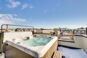 Modern Townhome with Rooftop Hot Tub and Mtn View في دنفر: يوجد حوض استحمام ساخن فوق الشرفة