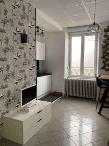 sala de estar con escritorio y ordenador. en Black & White Harmony, en Belfort