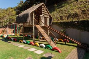 een kleine speeltuin met een trein op het gras bij Sítio Cinco Folhas, recanto com vista pra montanha in Marechal Floriano