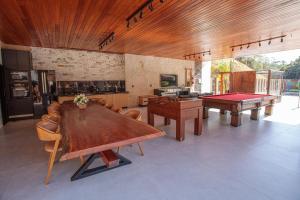 ein Wohnzimmer mit einer Tischtennisplatte und Billardtischen in der Unterkunft Sítio Cinco Folhas, recanto com vista pra montanha in Marechal Floriano