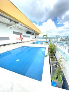 Swimming pool sa o malapit sa Luxury apartment