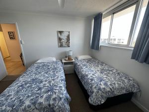 Ένα ή περισσότερα κρεβάτια σε δωμάτιο στο Beach Front Ocean View 3 Bedroom Apartment in Maroochydore