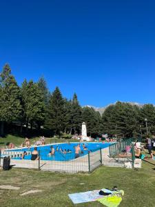 een groep mensen in een zwembad bij Alojamiento FRESNO Al lado del reloj Ski amplio familiar in Formigal