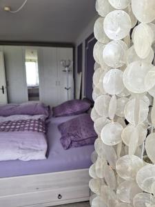 una stanza con un letto e un mucchio di bolle di Rheinblick Apartment Remagen a Remagen