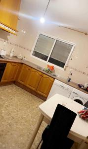 eine Küche mit einem Waschbecken und einem Fenster in der Unterkunft Cozy apartment with private pool in Benalmádena