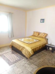 1 dormitorio con 1 cama extragrande y ventana en Welcomehome, en Chefchaouen