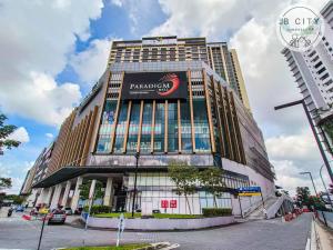 un edificio alto con un cartel en la parte delantera en Skudai Paradigm Mall by JBcity Home, en Johor Bahru