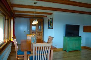 Televisyen dan/atau pusat hiburan di Reeddachhaus mit Seeblick - Ruhe - traumhafter Lage am Selliner See