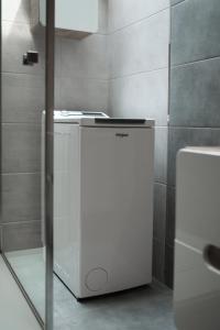 una lavatrice e asciugatrice bianche in bagno di Family Apartment - Centrum a Kudowa-Zdrój