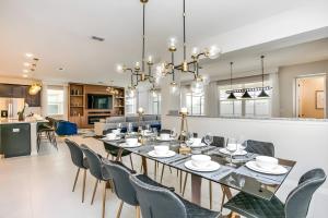 une salle à manger et une cuisine avec une grande table et des chaises dans l'établissement Luxury Villa 9BdrmGames RoomPool at Solara Resort, à Kissimmee