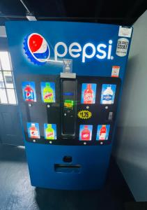 een pepsi machine met de woorden pepsi erop bij Hillsboro Inn & Suites in Hillsboro