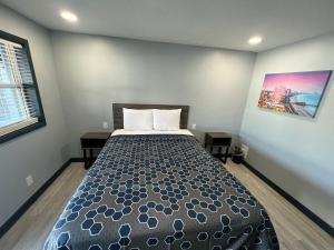 um quarto com uma cama num quarto em Hillsboro Inn & Suites em Hillsboro