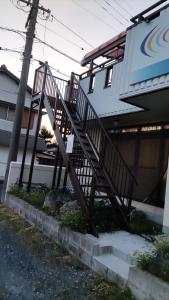 um conjunto de escadas que levam a uma casa em 古民家貸し切り0818変則あり最大10人まで em Gifu