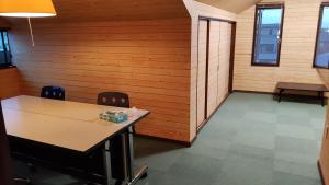 ein leeres Zimmer mit einem Tisch und zwei Stühlen in der Unterkunft 古民家貸し切り0818変則あり最大10人まで in Gifu