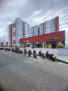 馬尼薩萊斯的住宿－apartamento ubicado parte histórica de manizales，停在大楼前的摩托车