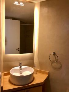 a bathroom with a white sink and a mirror at NvaCba Premium: a mts Pque de las Tejas, 1 dorm PB con patio, confort y diseño - ALOHA #4 in Cordoba
