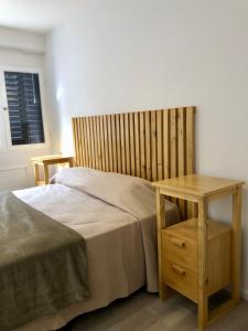 a bedroom with a bed and a wooden table at NvaCba Premium: a mts Pque de las Tejas, 1 dorm PB con patio, confort y diseño - ALOHA #4 in Cordoba