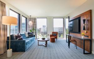 山景城The Ameswell Hotel的带沙发、桌子和电视的客厅