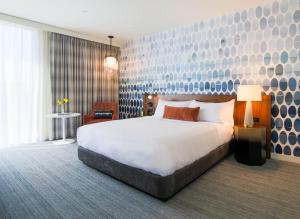 The Ameswell Hotel客房内的一张或多张床位