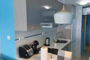 a kitchen with a counter with a toaster and a sink at Coqueto loft con vistas inmejorables frente al mar in Alicante