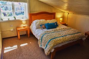 Postel nebo postele na pokoji v ubytování Hostal Triwe