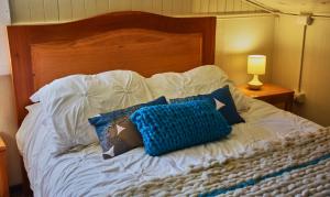 Postel nebo postele na pokoji v ubytování Hostal Triwe