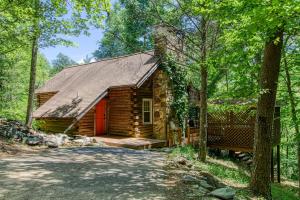 Gallery image of VERY private, real log cabin with hot tub! in Sevierville