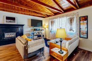 Una sala de estar con dos sofás y una chimenea. en Hounds of Aspen, en South Lake Tahoe