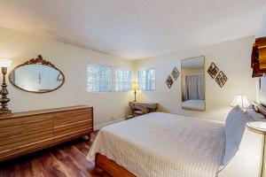 sypialnia z łóżkiem, lustrem i komodą w obiekcie Hounds of Aspen w mieście South Lake Tahoe