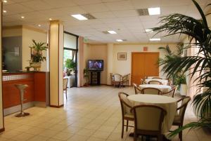 TV a/nebo společenská místnost v ubytování Albergo San Gabriele