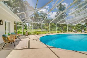 een binnenzwembad met een glazen plafond bij Cozy Ocala Retreat with Pool, Screened Lanai! in Ocala