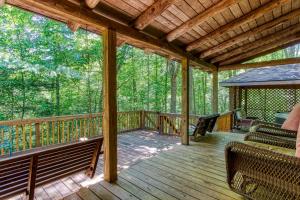 Gallery image of VERY private, real log cabin with hot tub! in Sevierville