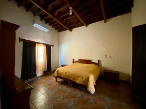 een slaapkamer met een bed in de hoek van een kamer bij Casa Vergel Hotel Boutique in Lamadrid