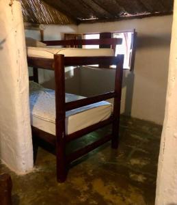 パロミノにあるCaza Terrazaの二段ベッド2組が備わる客室です。