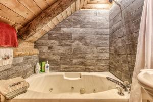 Gallery image of VERY private, real log cabin with hot tub! in Sevierville
